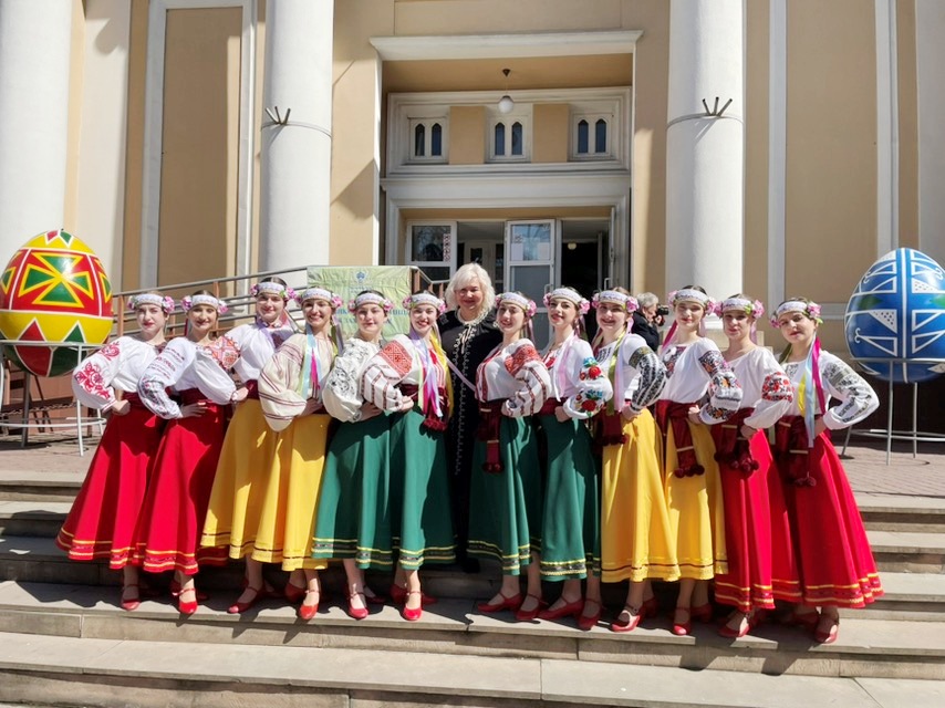 Дівочий склад танцювального ансамблю Веснянка.jpg